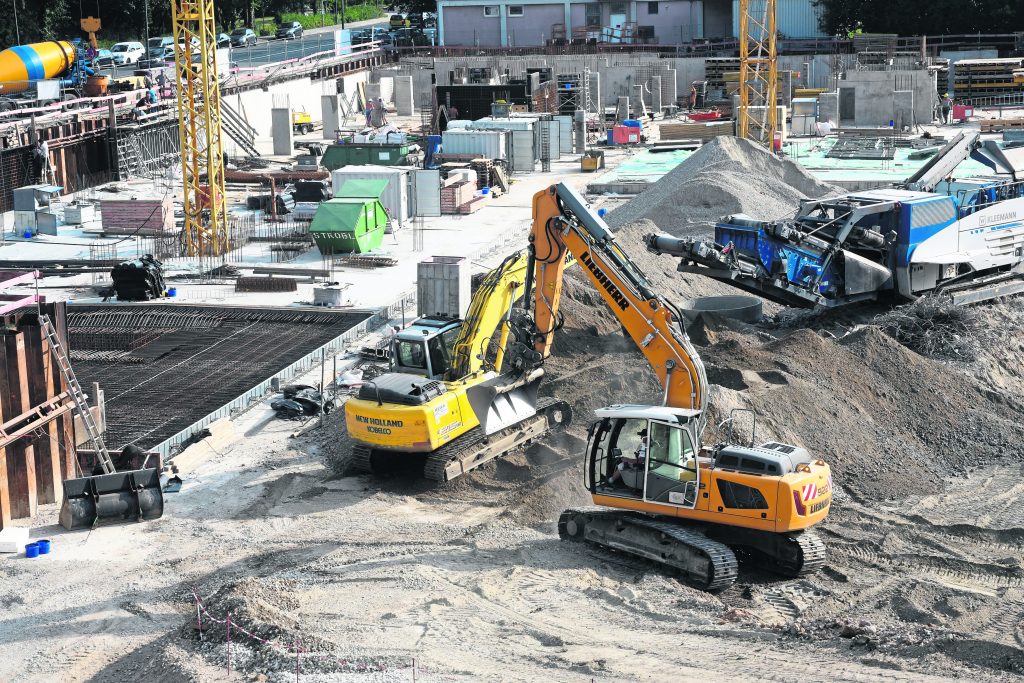 Vorne wird gebaggert, hinten gebaut.