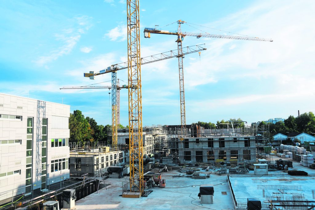 Bis zu vier große Kräne prägten das Bild südlich der Innenstadt.